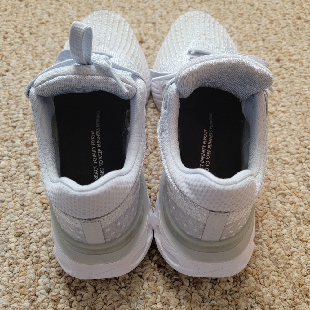 Nike Women's Light Gray React Infinity Flyknit - Picture 4 of 10